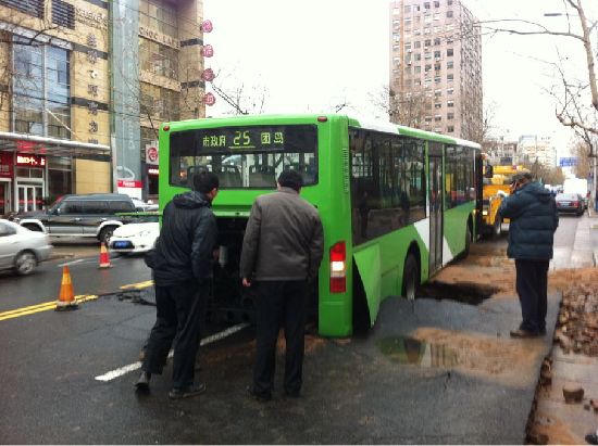 延安三路地陷公交陷地坑 吊車(chē)急救