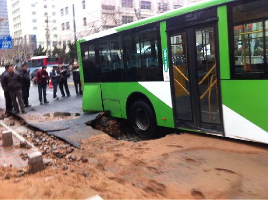 延安三路地陷公交陷地坑 吊車(chē)急救