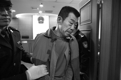 昨日宣判后，劉書魁被法警帶出法庭。通訊員 李佳 攝