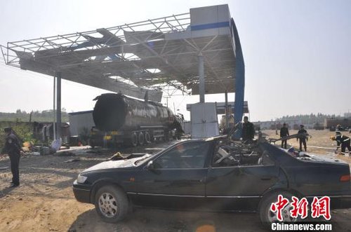 爆炸油罐車附近的汽車被波及。黃祖華攝