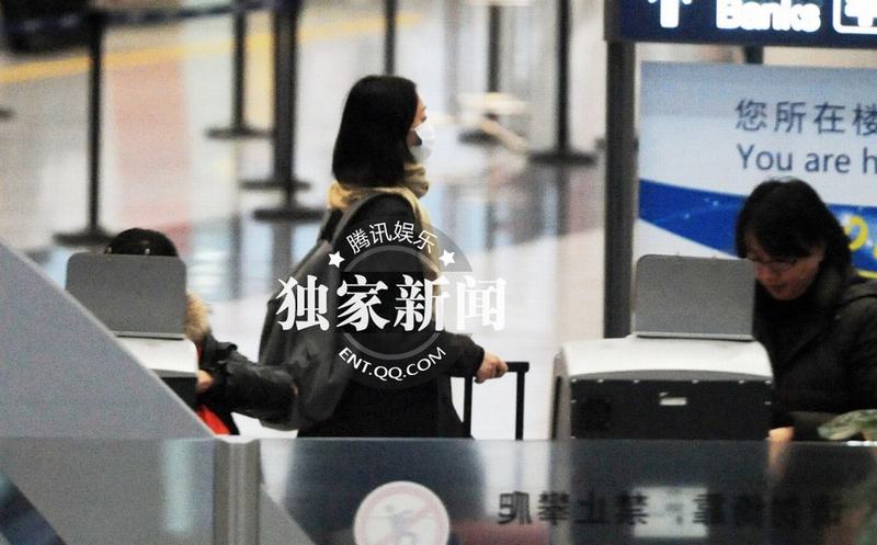 周迅深夜獨自回京 大口罩遮面顯低調(diào)