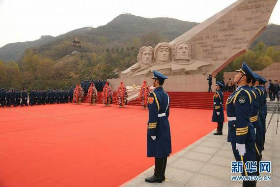 資料圖：中國空軍官兵瞻仰空軍英雄紀(jì)念墻。