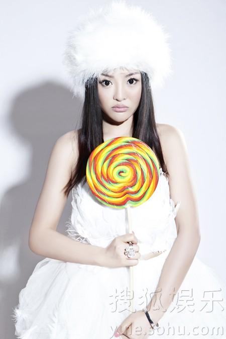 霍啟剛“海戰(zhàn)門”90后超模吳婷私照曝光 曾擔任文化大使