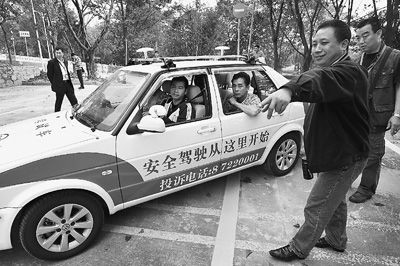 12月16日上午，廣州車(chē)管所組織全市96家駕校負(fù)責(zé)人到岑村考場(chǎng)新建的“五門(mén)必考”場(chǎng)地，以親身體驗(yàn)的方式熟悉公安部123號(hào)令考試內(nèi)容和考試標(biāo)準(zhǔn)，為迎接駕考新政實(shí)施做最后沖刺。