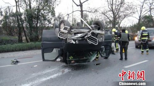 杭州氣溫過冰點 一運鈔車因為路滑剎車不穩(wěn)翻車