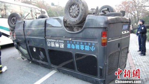 杭州氣溫過冰點 一運鈔車因為路滑剎車不穩(wěn)翻車