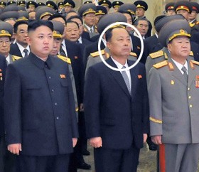 12月17日在朝鮮平壤錦繡山太陽(yáng)宮舉行的金正日逝世一周年悼念活動(dòng)中，被推測(cè)為朝鮮第二自然科學(xué)院院長(zhǎng)崔春植的人（右二圓圈內(nèi)）站在國(guó)防委員會(huì)第一委員長(zhǎng)金正恩旁邊。
