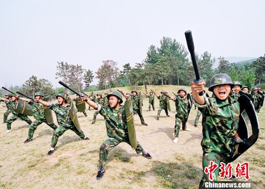 嵩山少林武術(shù)職業(yè)學(xué)院的學(xué)員在進(jìn)行器械對(duì)抗訓(xùn)練資料圖攝
