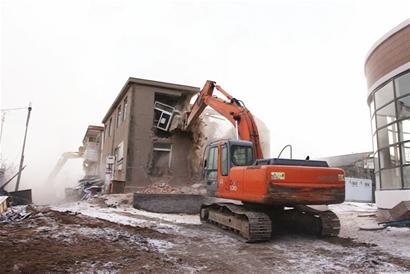 麥島最后釘子戶(hù)被強(qiáng)拆 房主水缸搬上車(chē)