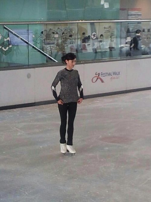 張柏芝獨(dú)自練滑冰 鼓大胸驚嚇旁人