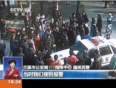 浙江蘭溪，警車遭到“全能神”教徒圍堵。央視視頻截圖