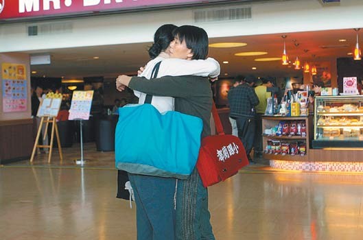 2009年4月29日，馬唯中搭機赴紐約，母親周美青與馬唯中在機場深情擁抱。