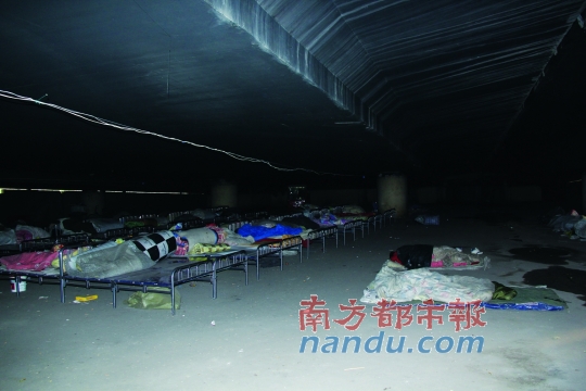 鄭州市中州大道鄭汴路口的民工安置點(diǎn)位于橋洞里。