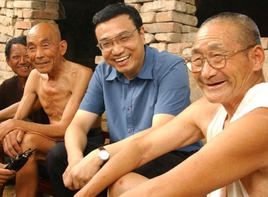 李克強(qiáng)在“棚改”過(guò)程中一再?gòu)?qiáng)調(diào)的“萬(wàn)事民為先”這句話，成為他日後主政的核心理念。新華社