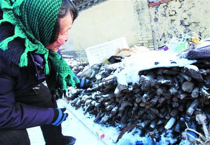 路面積雪壓實(shí)變溜冰場(chǎng) 汽車提速玩漂移