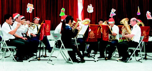 20名少年到士林地方法院演奏圣誕歌曲，掌聲如雷。 臺(tái)灣《聯(lián)合報(bào)》