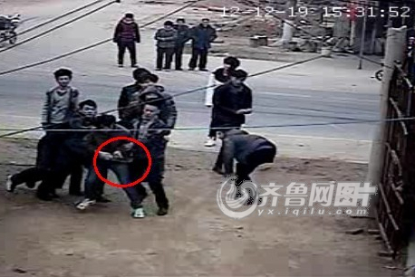紅圈處為該男子持刀欲沖入村民家中(視頻截圖)