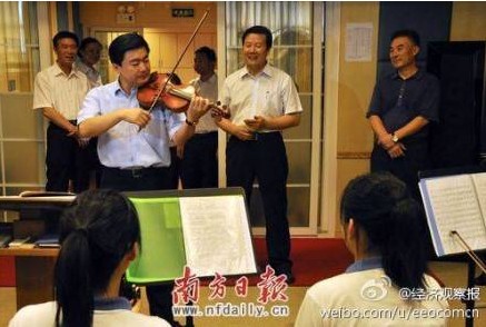 （王榮演奏小提琴，資料圖片）