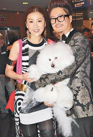 周麗淇（左）、設(shè)計師何國鉦。