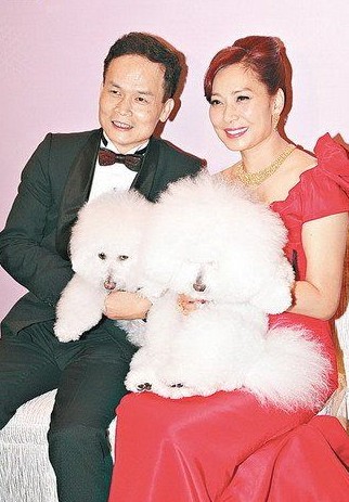 鄺美云與男友及兩只愛犬拍“全家福”。