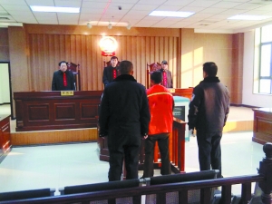 賈正武庭審現(xiàn)場。本報記者 郭玉紅 攝