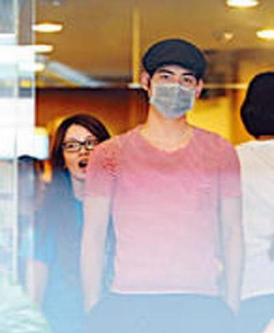 周渝民喻虹淵戀情被曝光 開跑車同出街購(gòu)物已同居