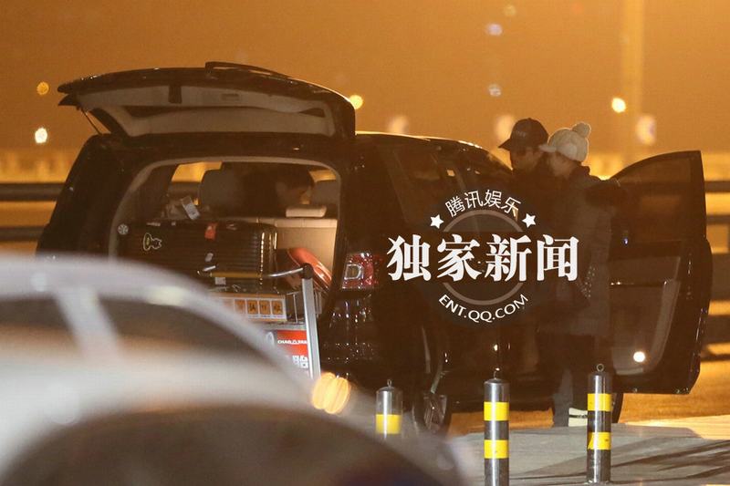 凌瀟肅唐一菲當(dāng)眾親昵 唐一菲忙賣(mài)萌撒嬌