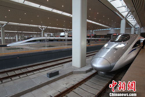 12月26日，河南鄭州，即將發(fā)車的京廣高鐵。當(dāng)日，世界上運(yùn)營(yíng)里程最長(zhǎng)的高速鐵路京廣高鐵正式開通運(yùn)營(yíng)，全程2298公里，全線設(shè)計(jì)時(shí)速350公里。中新社發(fā) 王中舉 攝