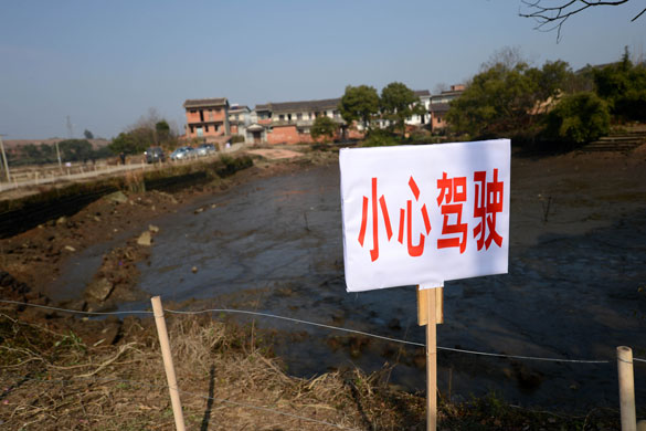 貴溪市交通部門在事故現(xiàn)場(chǎng)設(shè)置了“小心駕駛”警示牌（2012年12月25日攝）。 攝影：新華社記者 周科