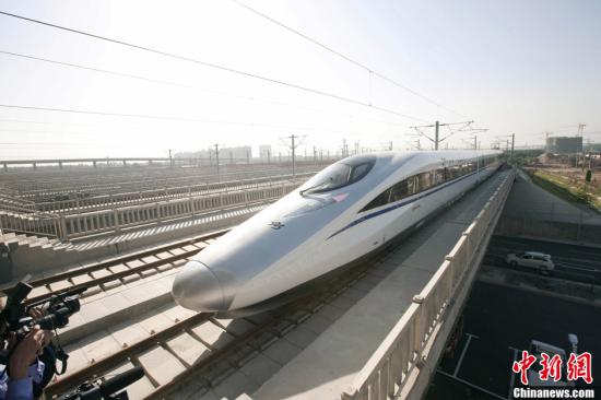 12月26日，世界上運(yùn)營里程最長的高速鐵路北京至廣州高速鐵路將全線貫通，全程僅需7小時59分。中新社發(fā) 侯宇 攝 視頻：實(shí)拍京廣高鐵:從溫暖花城到寒冷京城 來源:中國新聞網(wǎng)