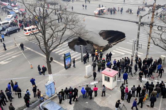 在山西省太原市并州路與并州西街交叉路口拍攝的塌陷現(xiàn)場