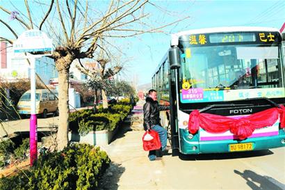 方便！出門(mén)咱就能上公交車(chē)