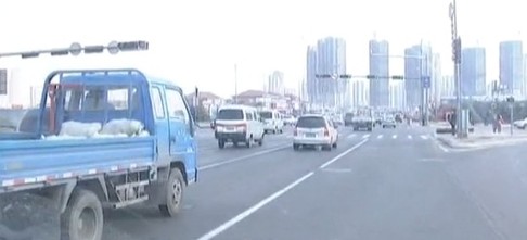 青島街頭現(xiàn)冷漠哥 不避讓救護車反復阻攔