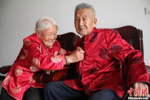 江蘇百歲老人葛克圣、闕金芳已結(jié)婚80年，慶祝重陽(yáng)節(jié)(資料圖。  