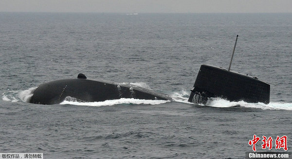 資料圖：日本海上自衛(wèi)隊潛艇浮出水面。