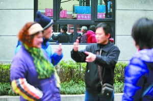 聾啞人兩口子（右紫色冬衣和右二）與親友在一起用手語(yǔ)交流。重慶晨報(bào)記者黃宇實(shí)習(xí)生蘇思攝