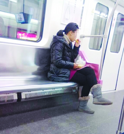 有乘客在地鐵車廂進(jìn)食。 @我是善良的佩佩 攝