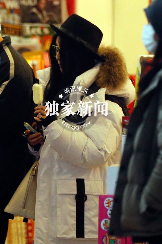 范冰冰機(jī)場吃冰棍似“雪人” 雙唇輕抿顯嬌羞