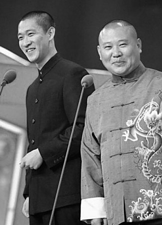 央視蛇年春晚語言類節(jié)目終審，郭德綱意外亮相。大家驚訝之余，開始關(guān)心他是否會與徒弟曹云金同臺。而根據(jù)知情人士透露，郭德綱和曹云金的春晚節(jié)目均已通過審查。