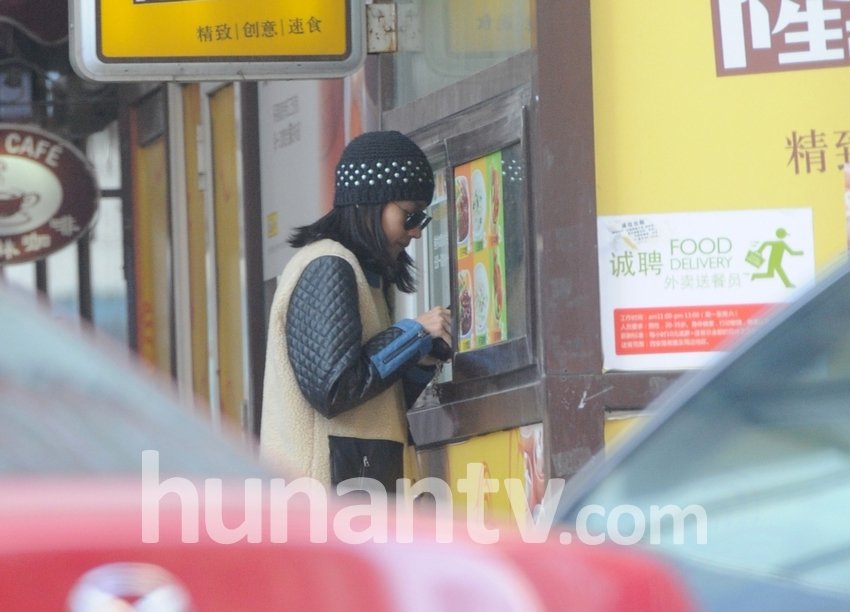 董潔離婚后避居大連 開(kāi)豪車接送愛(ài)子