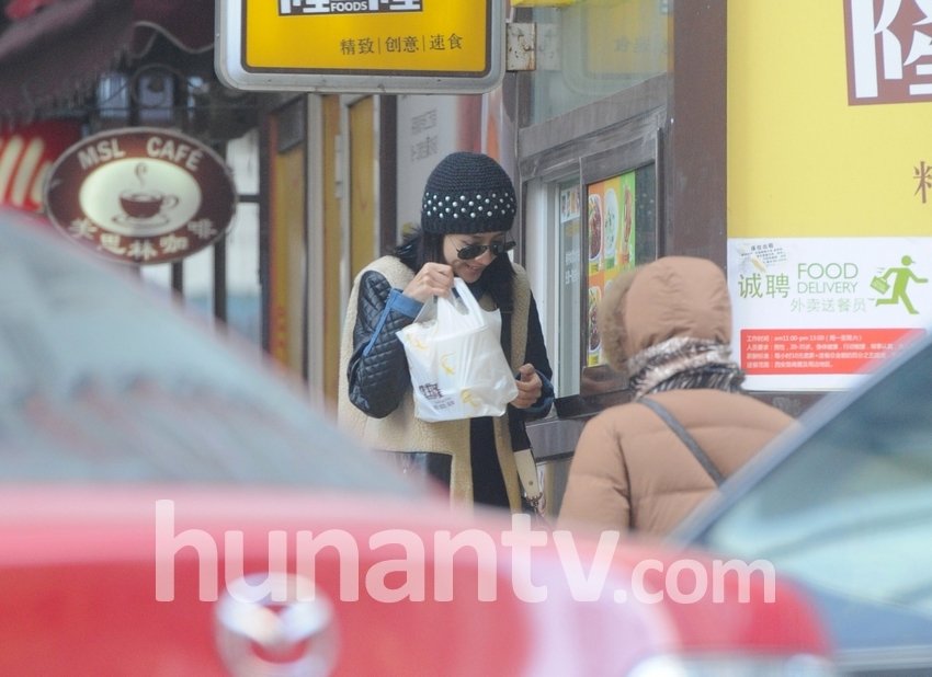 董潔離婚后避居大連 開(kāi)豪車接送愛(ài)子