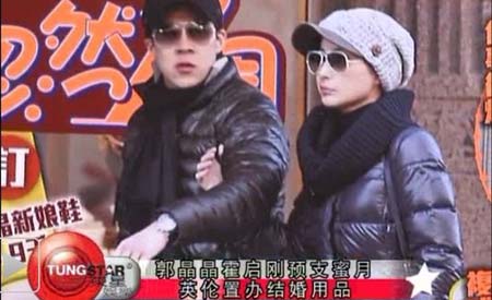 近日在網(wǎng)絡(luò)上曝光出一張二人傳婚變后最新合影，兩人似是在參加某個活動，從照片中可以看出，二人的感情依然很好，這也更有力的粉碎了謠言。
