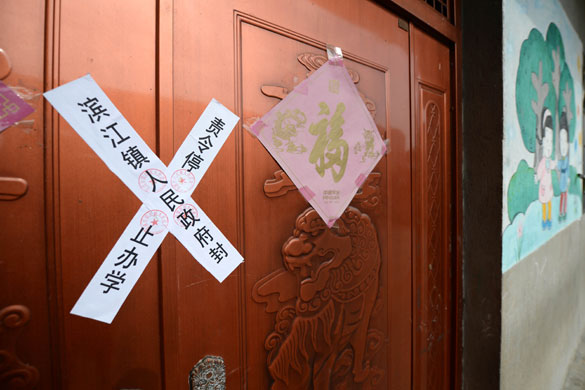 貴溪市濱江鎮(zhèn)春蕾幼兒園大門被貼上封條（2012年12月25日攝）。