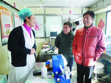 市人大代表胡兆啟、市政協(xié)委員陳明鈺建議增設愛心獻血屋