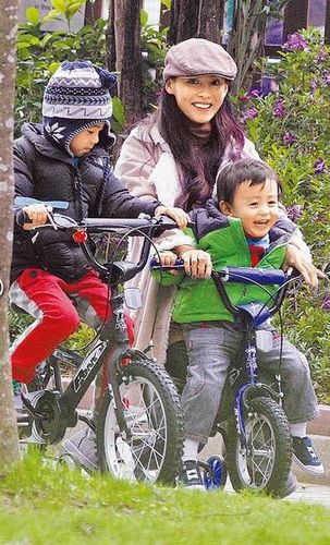 張柏芝變身全職媽媽帶兩個(gè)兒子游玩