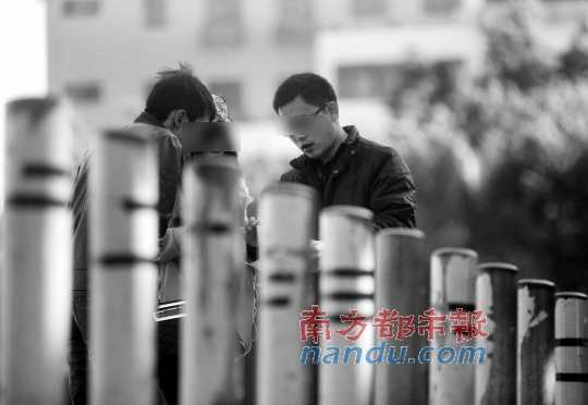2012年12月31日，收教所醫(yī)生（圖中戴眼鏡背包男）約阿平來到石巖影劇院門前交易，記者偷拍下全過程。 南都記者 霍健斌 攝