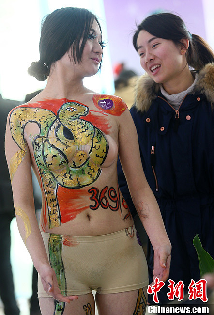 南京商家人體彩繪促銷(xiāo)黃金“裸奔”價(jià)