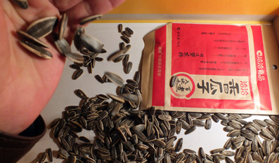 洽洽瓜子在生產(chǎn)流程中存在眾多問題，其中香精的使用問題最為引人矚目。 IC 供圖
