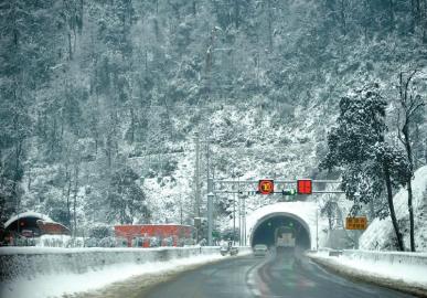 白雪覆蓋的雅西高速泥巴山隧道。張磊攝