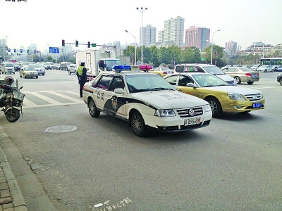 大圖為交警在事發(fā)現(xiàn)場，小圖為賣椰奶的面包車。視頻截圖